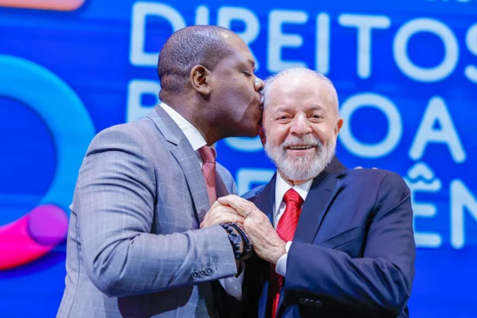 Silvio-Almeida-beija-Lula