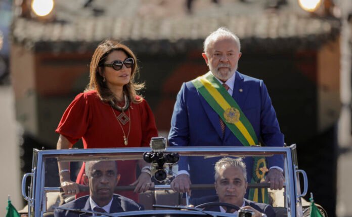 Brasília (DF) 07/09/2023 - O presidente Luiz Inácio Lula da Silva desfila em carro aberto acompanhado da primeira dama, Janja durante desfile de comemoração da independência do Brasil.Foto: Joédson Alves/Agência Brasil