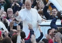 Papa Leão XIV retorna à Praça de São Pedro após cirurgia no pulmão
